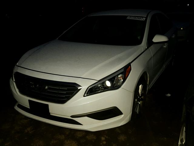 5NPE24AF5HH563019 - 2017 HYUNDAI SONATA SE WHITE photo 2