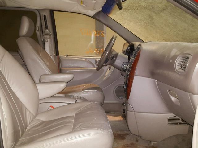 2C4GP54L11R221352 - 2001 CHRYSLER TOWN & COU RED photo 5