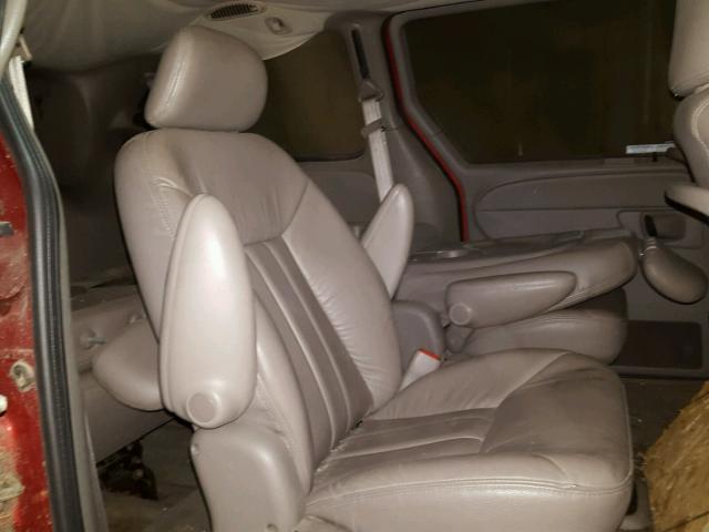 2C4GP54L11R221352 - 2001 CHRYSLER TOWN & COU RED photo 6