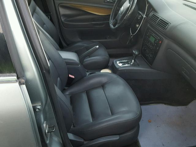 WVWCD63B35E148011 - 2005 VOLKSWAGEN PASSAT GLS GREEN photo 5