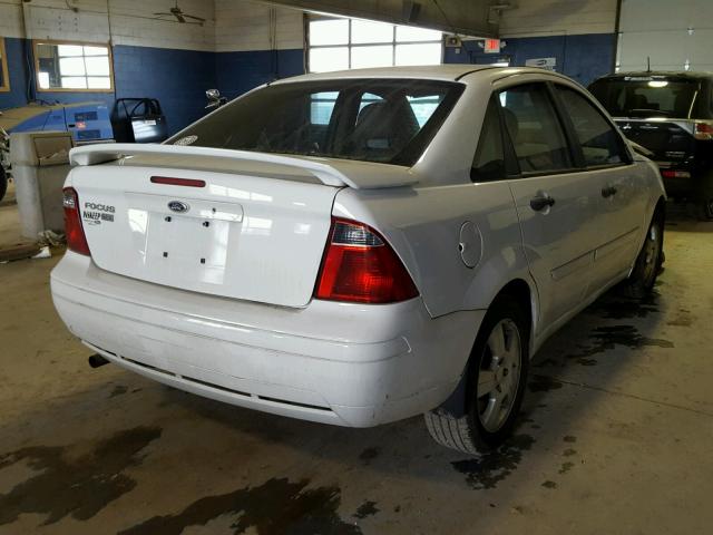 1FAHP34N17W264122 - 2007 FORD FOCUS ZX4 WHITE photo 4