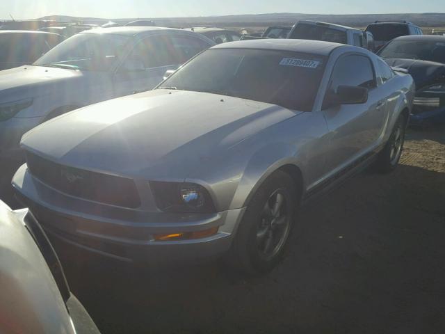 1ZVHT80N785126596 - 2008 FORD MUSTANG SILVER photo 2