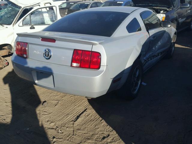 1ZVHT80N785126596 - 2008 FORD MUSTANG SILVER photo 4