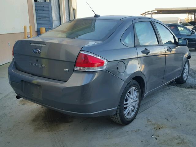 1FAHP35N89W148871 - 2009 FORD FOCUS SE GRAY photo 4