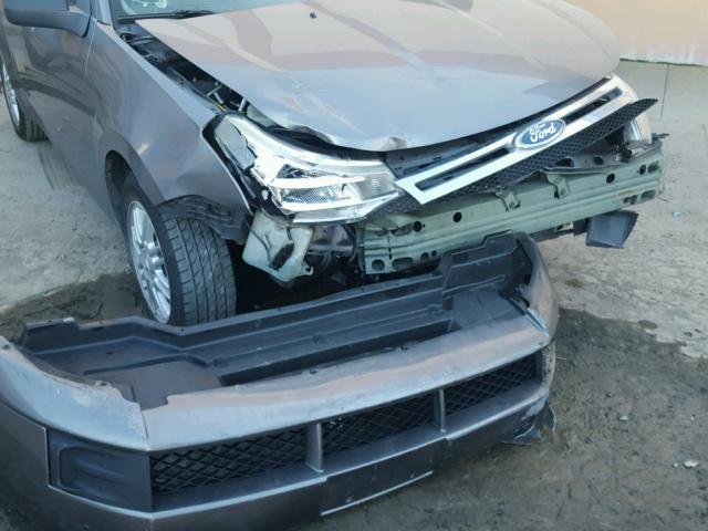 1FAHP35N89W148871 - 2009 FORD FOCUS SE GRAY photo 9