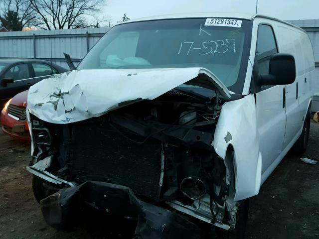 1GCFH15T731185903 - 2003 CHEVROLET EXPRESS G1 WHITE photo 2