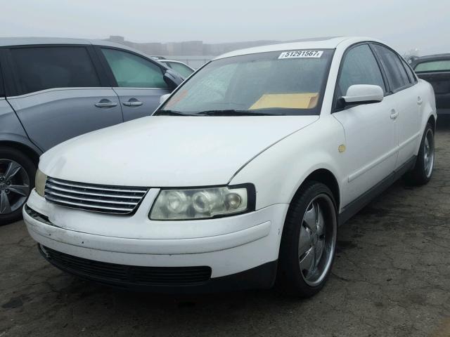 WVWMD23B6YE186172 - 2000 VOLKSWAGEN PASSAT GLS WHITE photo 2