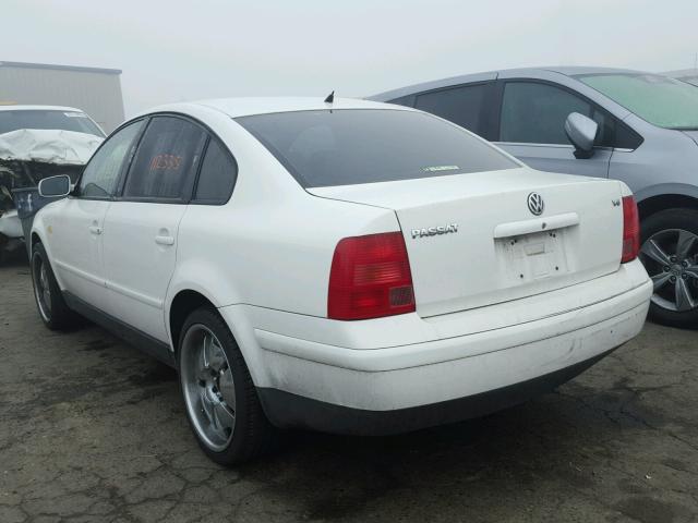 WVWMD23B6YE186172 - 2000 VOLKSWAGEN PASSAT GLS WHITE photo 3