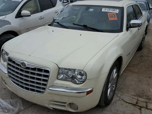 2C3KA63H28H292790 - 2008 CHRYSLER 300C WHITE photo 2