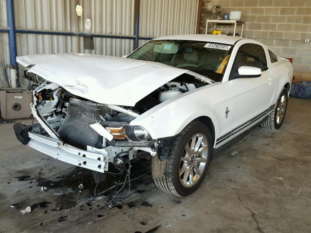 1ZVBP8AN1A5142985 - 2010 FORD MUSTANG WHITE photo 2