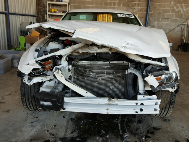 1ZVBP8AN1A5142985 - 2010 FORD MUSTANG WHITE photo 9