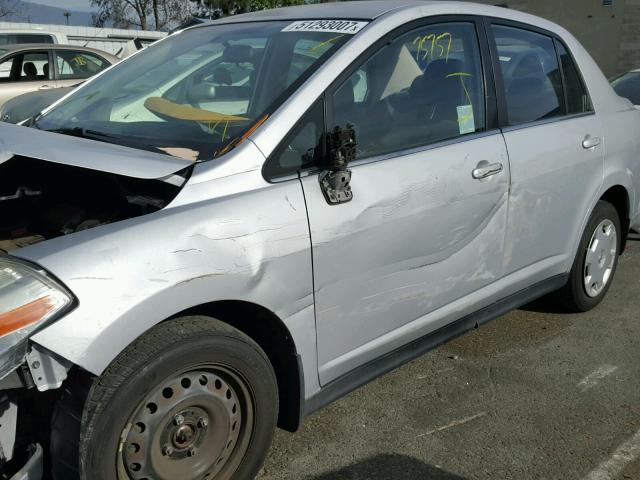 3N1BC11E18L393699 - 2008 NISSAN VERSA S SILVER photo 9