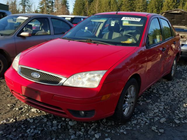 1FAFP34N05W203039 - 2005 FORD FOCUS ZX4 RED photo 2