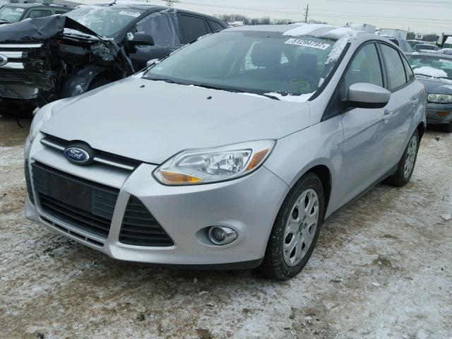 1FAHP3F22CL319238 - 2012 FORD FOCUS SE SILVER photo 2