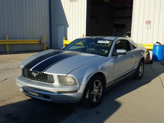 1ZVFT80N365152987 - 2006 FORD MUSTANG SILVER photo 2