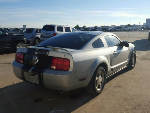 1ZVFT80N365152987 - 2006 FORD MUSTANG SILVER photo 4