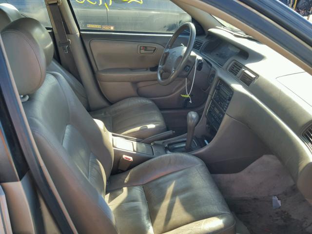 JT2BF28K310299924 - 2001 TOYOTA CAMRY LE ნაცრისფერი ფოტო 5