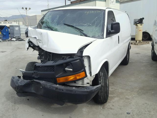 1GCWGFCA9C1114266 - 2012 CHEVROLET EXPRESS G2 WHITE photo 2