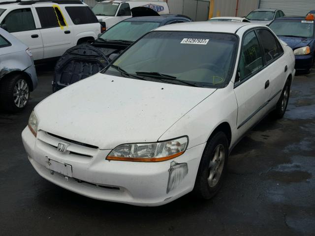 1HGCF8540WA067725 - 1998 HONDA ACCORD DX WHITE photo 2