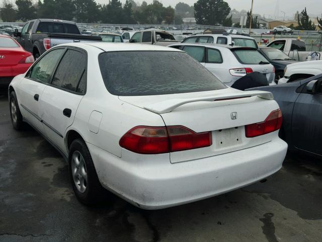 1HGCF8540WA067725 - 1998 HONDA ACCORD DX WHITE photo 3