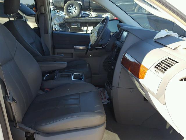 2A8HR54P88R637502 - 2008 CHRYSLER TOWN & COU WHITE photo 5