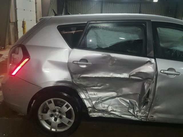 5Y2SP6E02AZ409050 - 2010 PONTIAC VIBE SILVER photo 9