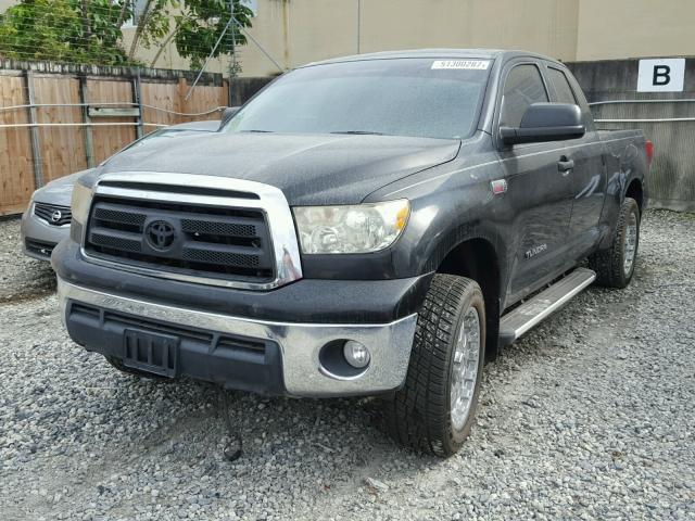 5TFRY5F1XAX090800 - 2010 TOYOTA TUNDRA DOU BLACK photo 2