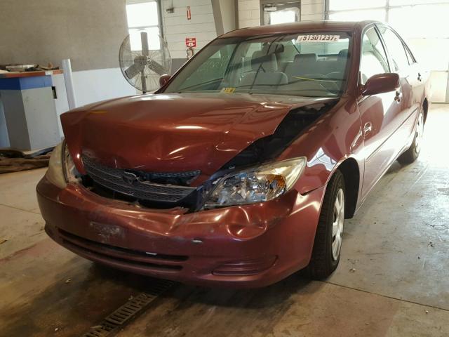 4T1BE32K72U062402 - 2002 TOYOTA CAMRY LE RED photo 2