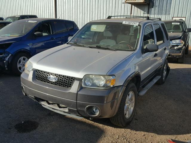 1FMCU93136KA79022 - 2006 FORD ESCAPE XLT SILVER photo 2