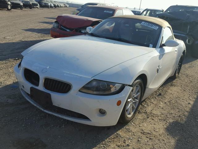 4USBT33565LS57902 - 2005 BMW Z4 2.5 WHITE photo 2