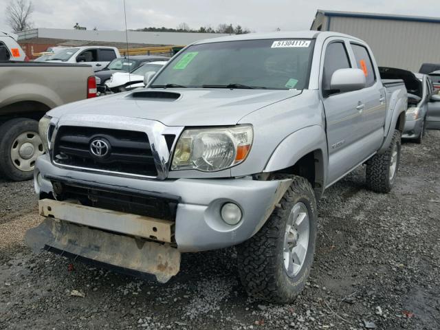 5TELU42N27Z381698 - 2007 TOYOTA TACOMA DOU SILVER photo 2