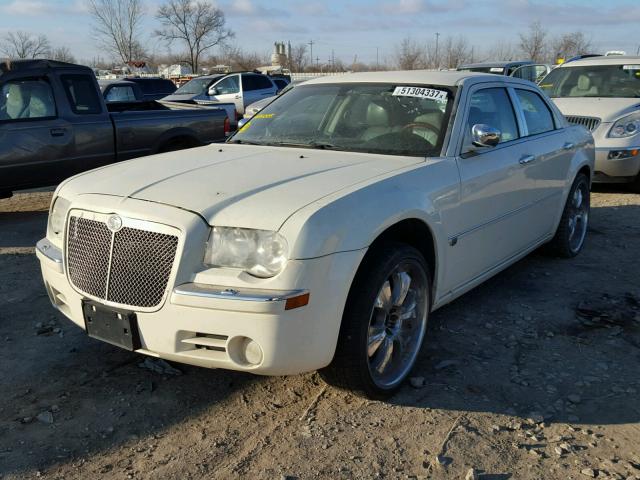 2C3JA63H55H654005 - 2005 CHRYSLER 300C WHITE photo 2