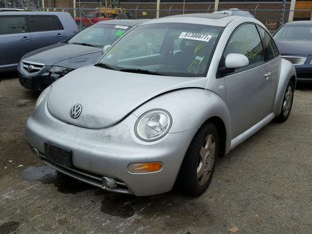 3VWCA21C0YM420345 - 2000 VOLKSWAGEN NEW BEETLE SILVER photo 2