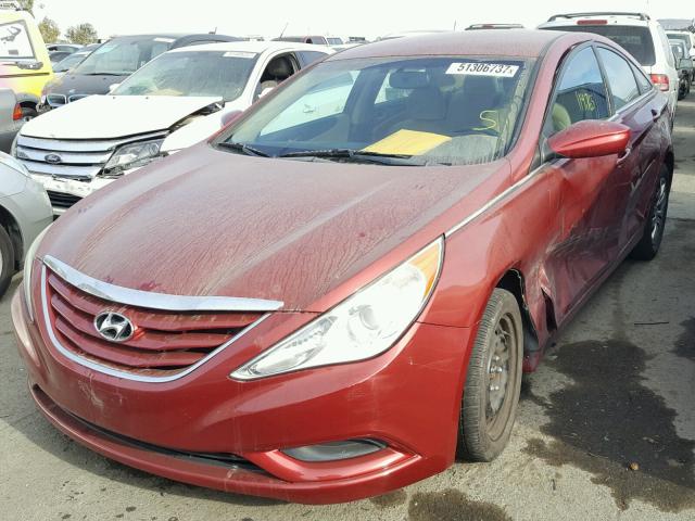 5NPEB4AC8BH184173 - 2011 HYUNDAI SONATA GLS RED photo 2