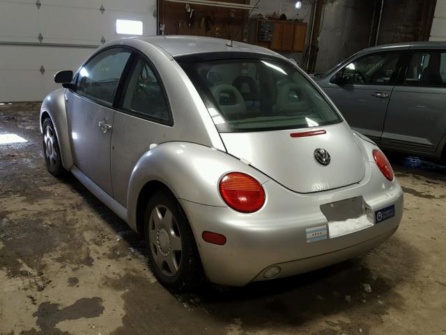 3VWDD21C8YM439138 - 2000 VOLKSWAGEN NEW BEETLE SILVER photo 3