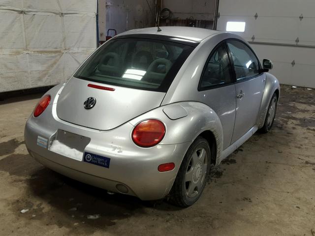 3VWDD21C8YM439138 - 2000 VOLKSWAGEN NEW BEETLE 银色 照片 4