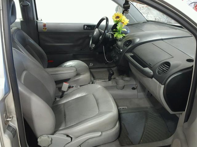 3VWDD21C8YM439138 - 2000 VOLKSWAGEN NEW BEETLE 银色 照片 5