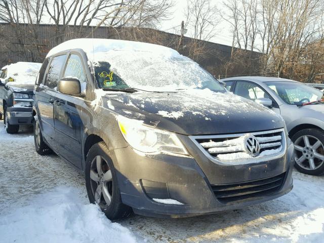 2V4RW3DG7BR718092 - 2011 VOLKSWAGEN ROUTAN SE GRAY photo 1