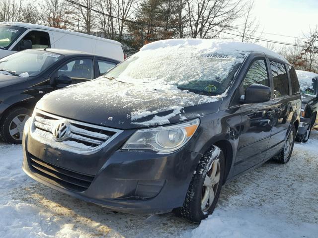 2V4RW3DG7BR718092 - 2011 VOLKSWAGEN ROUTAN SE GRAY photo 2