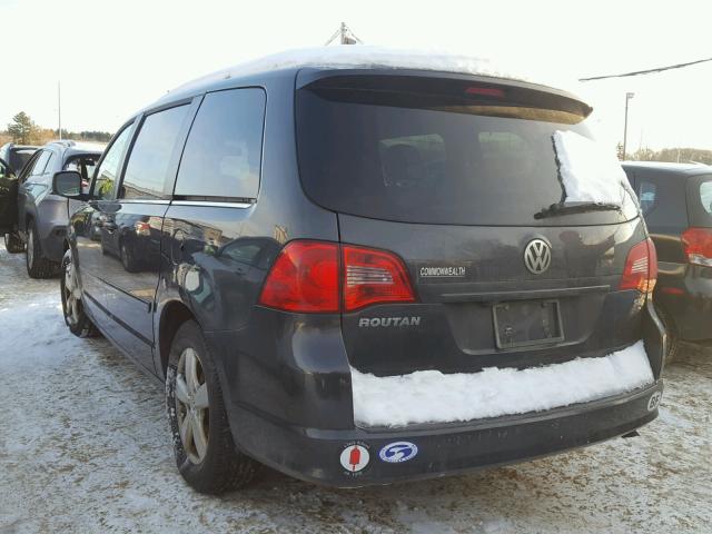 2V4RW3DG7BR718092 - 2011 VOLKSWAGEN ROUTAN SE GRAY photo 3