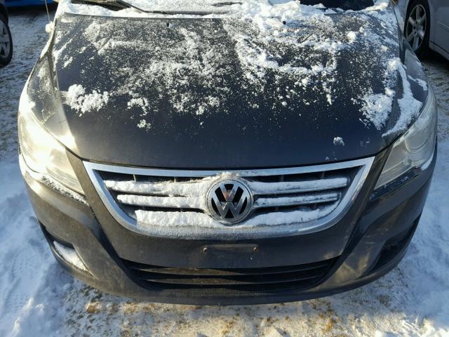 2V4RW3DG7BR718092 - 2011 VOLKSWAGEN ROUTAN SE GRAY photo 7