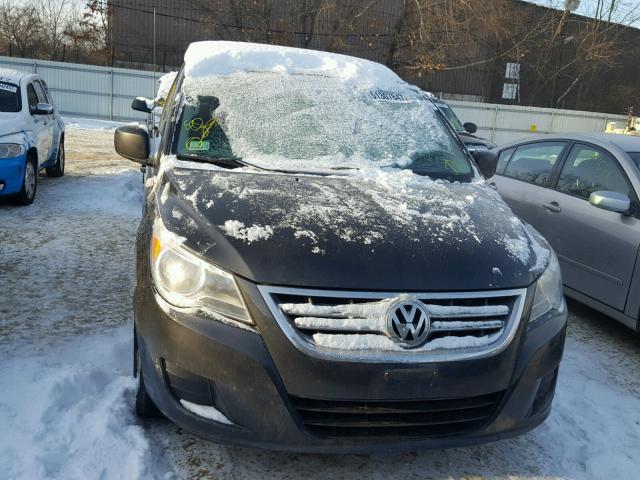 2V4RW3DG7BR718092 - 2011 VOLKSWAGEN ROUTAN SE GRAY photo 9