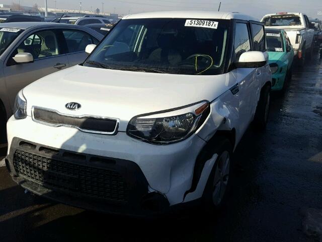 KNDJN2A29G7390714 - 2016 KIA SOUL WHITE photo 2