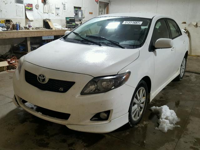 1NXBU40E49Z147195 - 2009 TOYOTA COROLLA BA WHITE photo 2