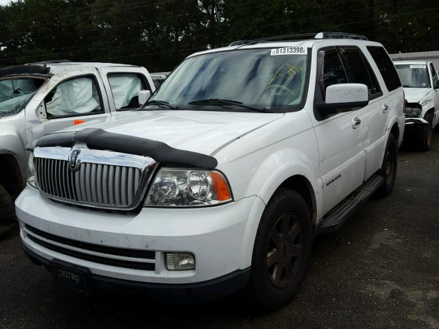 5LMFU27565LJ10738 - 2005 LINCOLN NAVIGATOR Biały zdjęcie 2