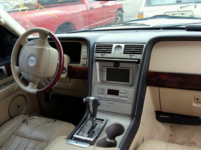 5LMFU27565LJ10738 - 2005 LINCOLN NAVIGATOR Biały zdjęcie 9