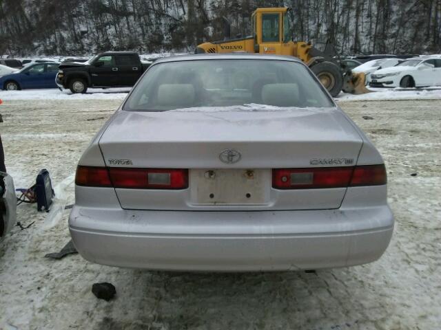 4T1BG28K9WU266362 - 1998 TOYOTA CAMRY CE BROWN photo 9