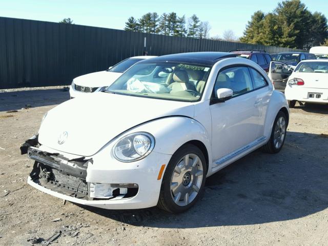 3VWJP7ATXDM654599 - 2013 VOLKSWAGEN BEETLE WHITE photo 2