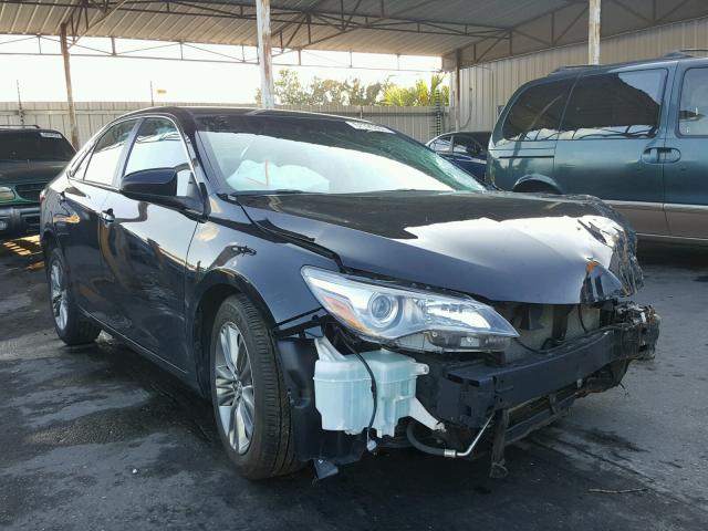 4T1BF1FK5HU366638 - 2017 TOYOTA CAMRY SE 黑色 照片 1