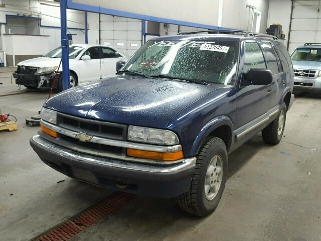 1GNDT13W512140198 - 2001 CHEVROLET BLAZER BLUE photo 2